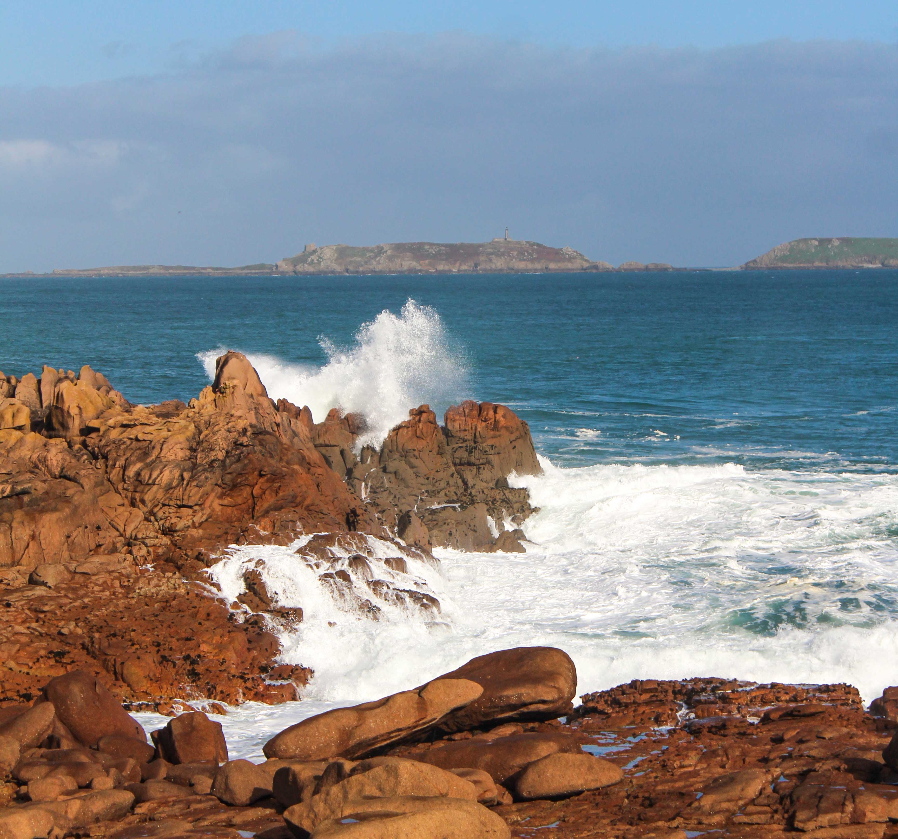 Pink-granite-along-the-Sentier-des-Douaniers